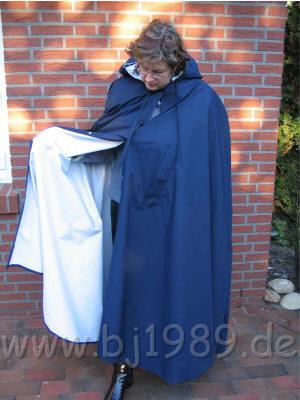 CapeBlau8.jpg - Blau-weisses Wendecape in langer Ausführung.