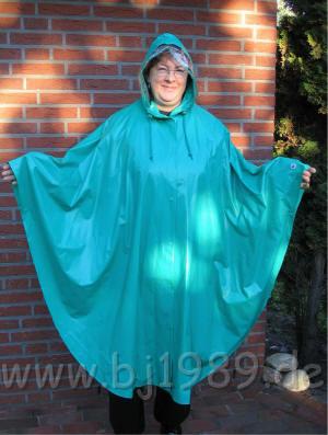 CapeTuerkis1.jpg - Foliencape in türkis mit Druckknöpfen.
