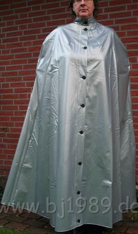 AP7_TSedt.jpg - Bodenlanges schweres Cape in Silber. Abnehmbare Kapuze.