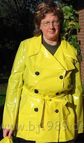 PA15SYedt.JPG - Doppelreihige Regenjacke aus glänzendem Gelb. Beidseitig zu knöpfen - daher auch für Herren geeignet.