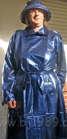 PA5PLN2edited.JPG - Dunkelblauer Regenmantel im Trenchcoat-Stil mit passendem Regenhut. Beidseitig knöpfbar - fur Damen und Herren geeignet.