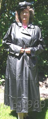 PA5TSB.JPG - Schwerer schwarzer Regenmantel im Trenchcoat-Stil. Beidseitig knöpfbar - fur Damen und Herren geeignet.