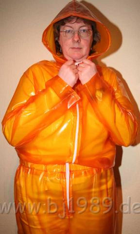 D2MTOedt.JPG - Regenanzug/Overall mit Kapuze - mit Reißverschluß und Gummizug in der Taille. Hier in orange halbtransparent.